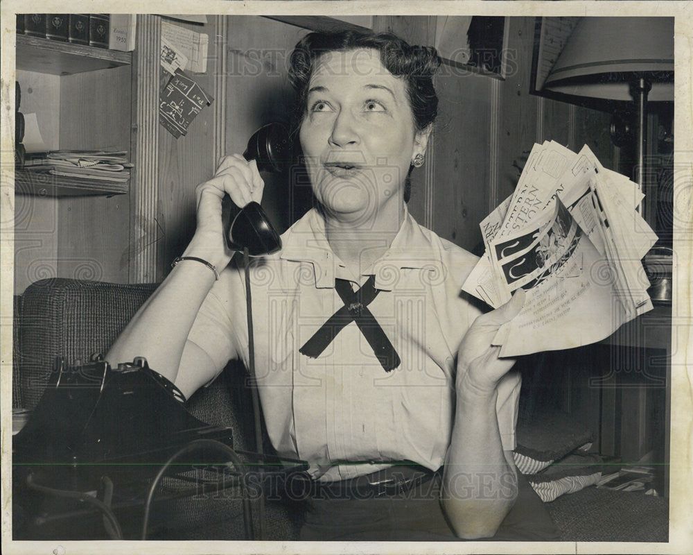 1954 Press Photo Mrs. Joseph Meak gets Congratulations on phone - Historic Images