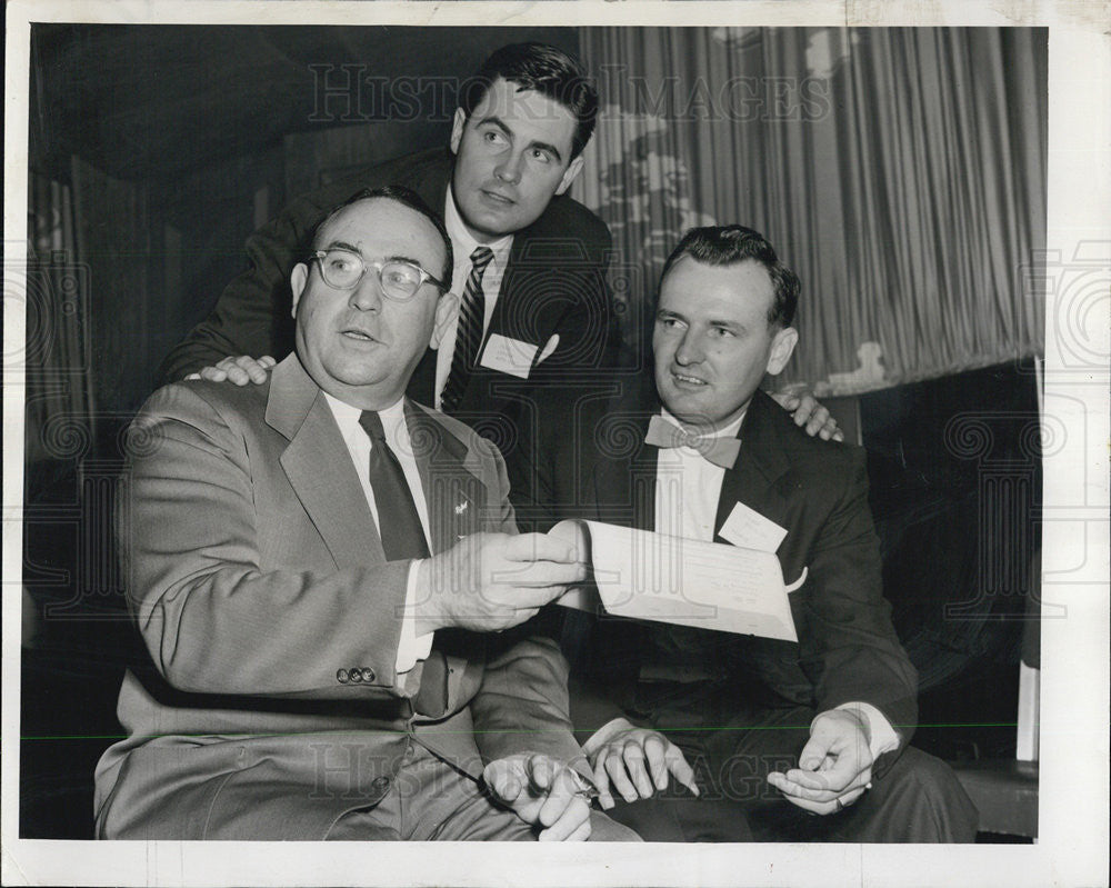 1954 Press Photo Joseph Meek, nominee US Senator, discuss with young republicans - Historic Images