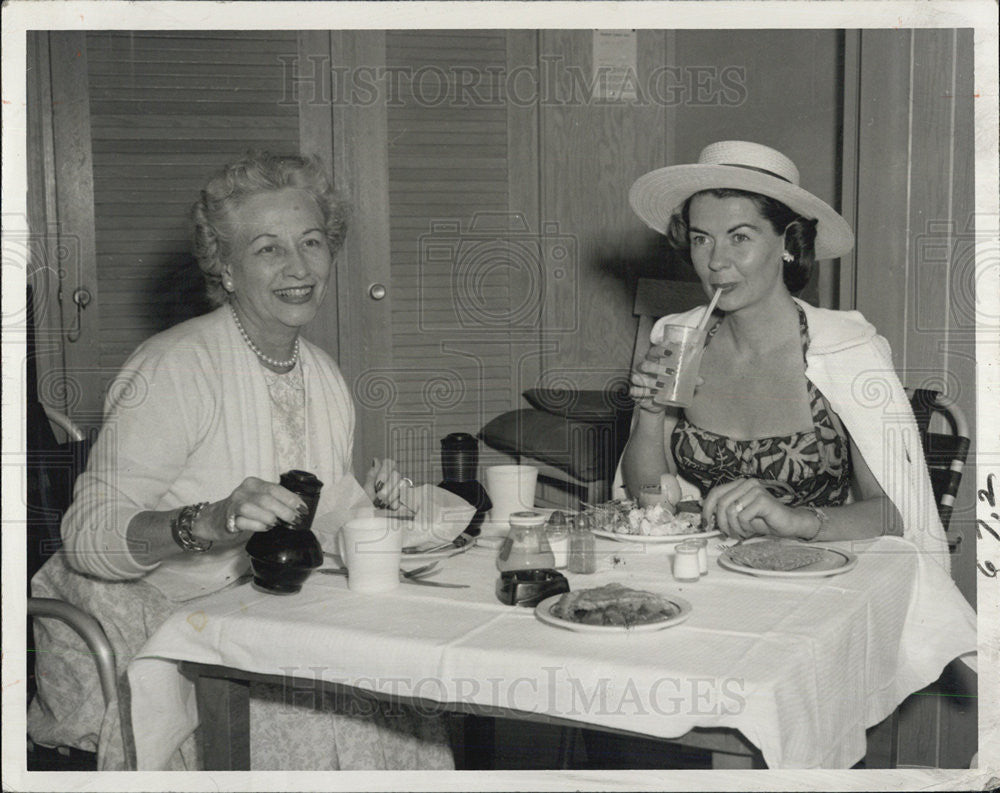 1958 Press Photo Palm Beach Mrs Merrill Meigs Mrs Charles  Armour in cabana - Historic Images