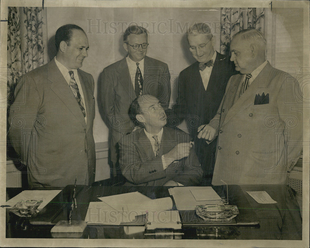 1949 Press Photo Paul Gorby Representing employers association Gov Adlai - Historic Images