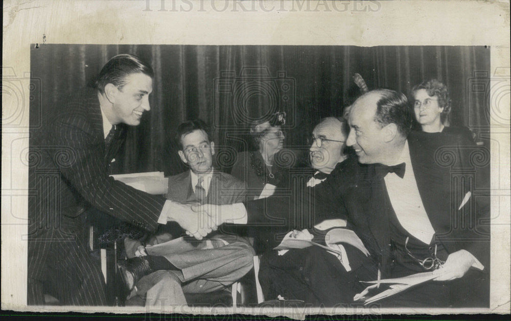 1946 Press Photo Frankling D. Roosevelt shake hands with Gov.Adlai Stevenson. - Historic Images