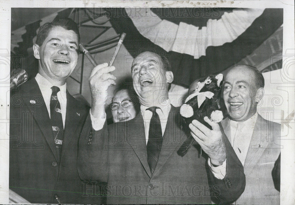 1956 Press Photo Gov.  Adlai Stevenson holds cigar and teddy  bear. - Historic Images