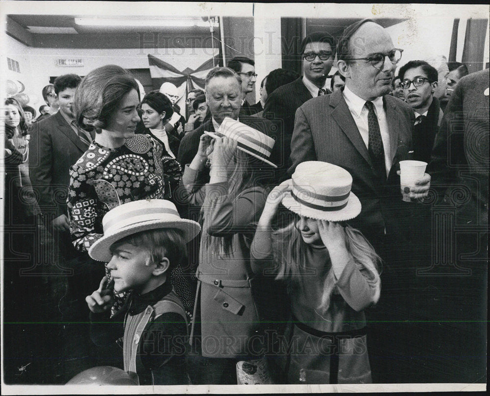 1970 Press Photo Adlai Stevenson III with his wife and children - Historic Images