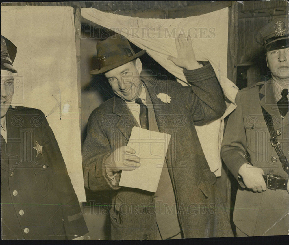 1952 Press Photo Stevenson Casts Vote - Historic Images