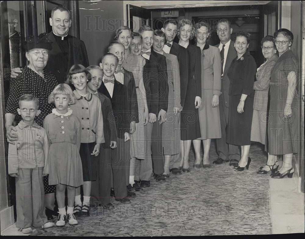 1953 Press Photo Mrs John Thomas Fr. Terence Thomas anniversary as priest - Historic Images