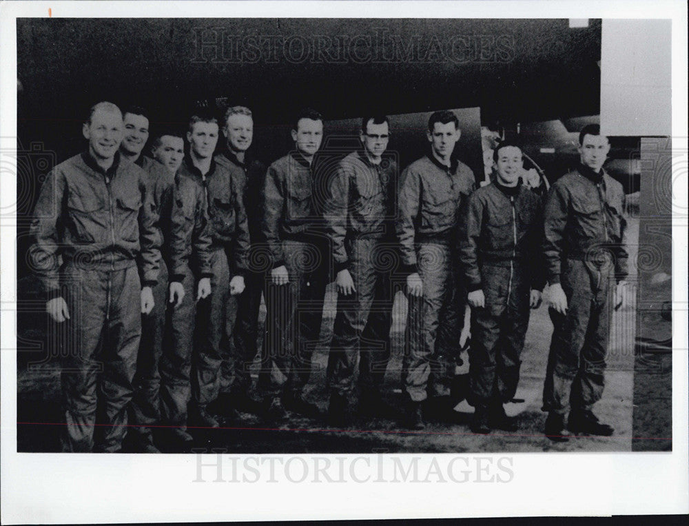 1980 Press Photo Michael Thomas and other navy airmen on Johnston Island - Historic Images