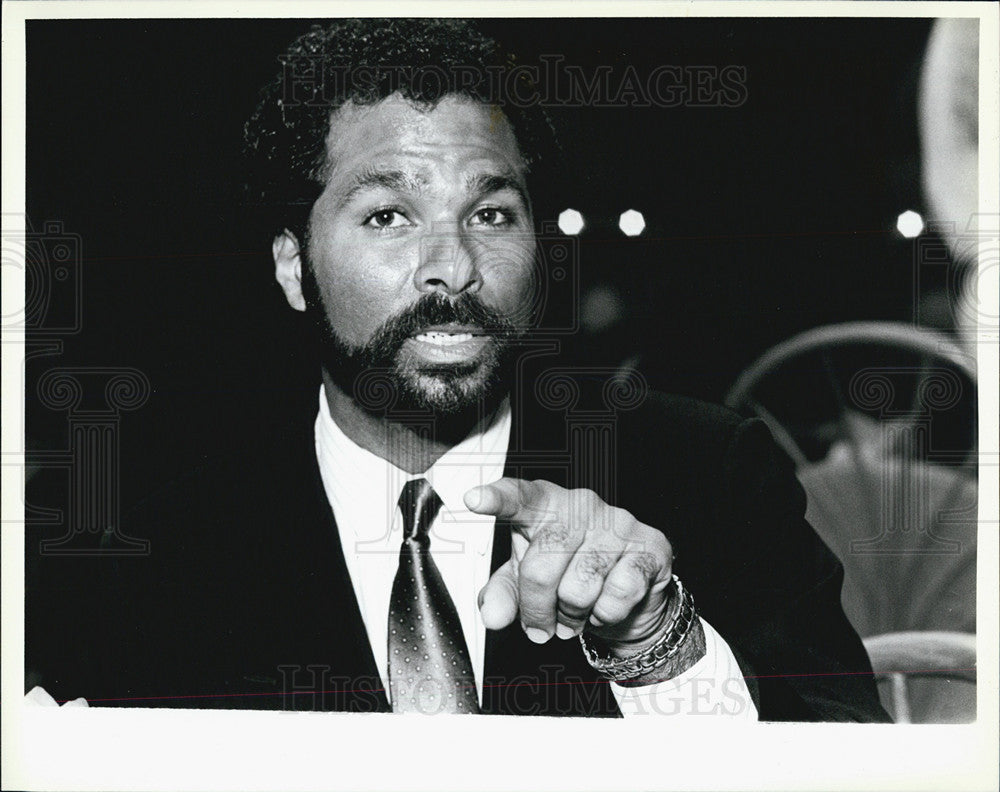 1988 Press Photo Actor Philip Micheal Thomas Interview Candid Jan Wheaton Show - Historic Images