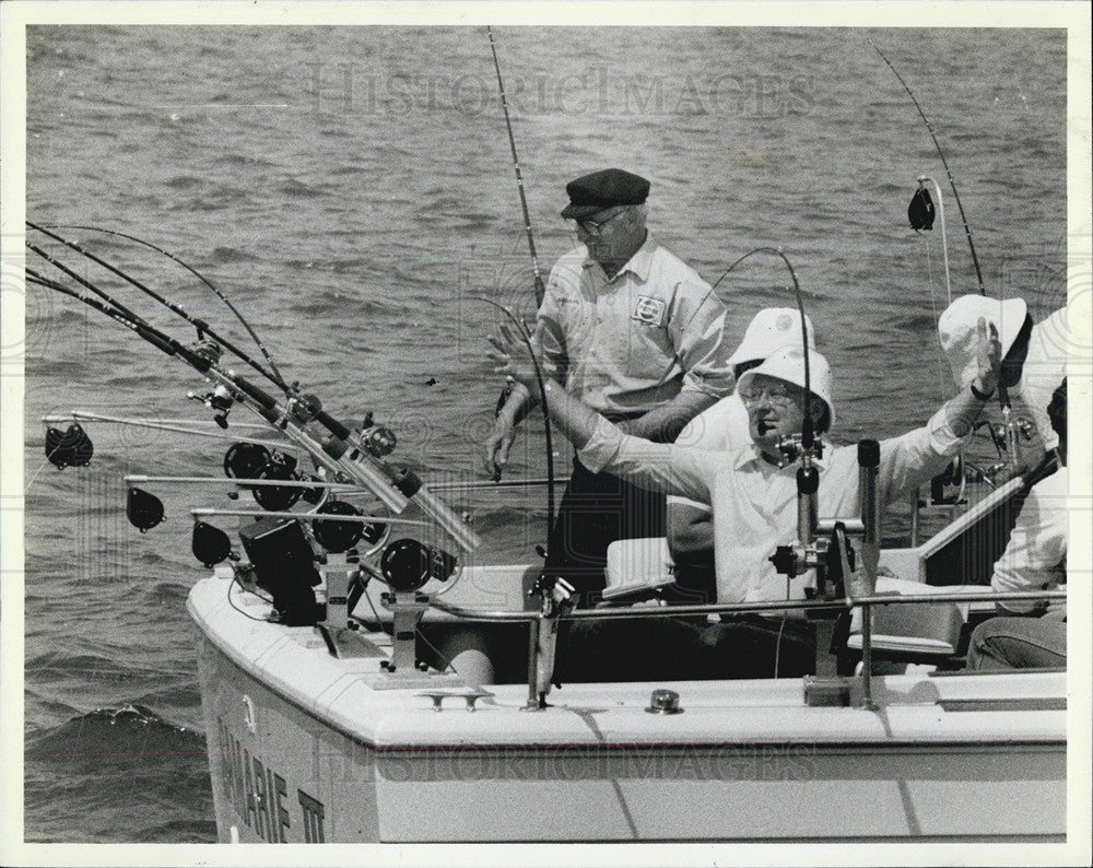 1984 Press Photo Gov Thompson during a fishing trip in Lake Michigan - Historic Images