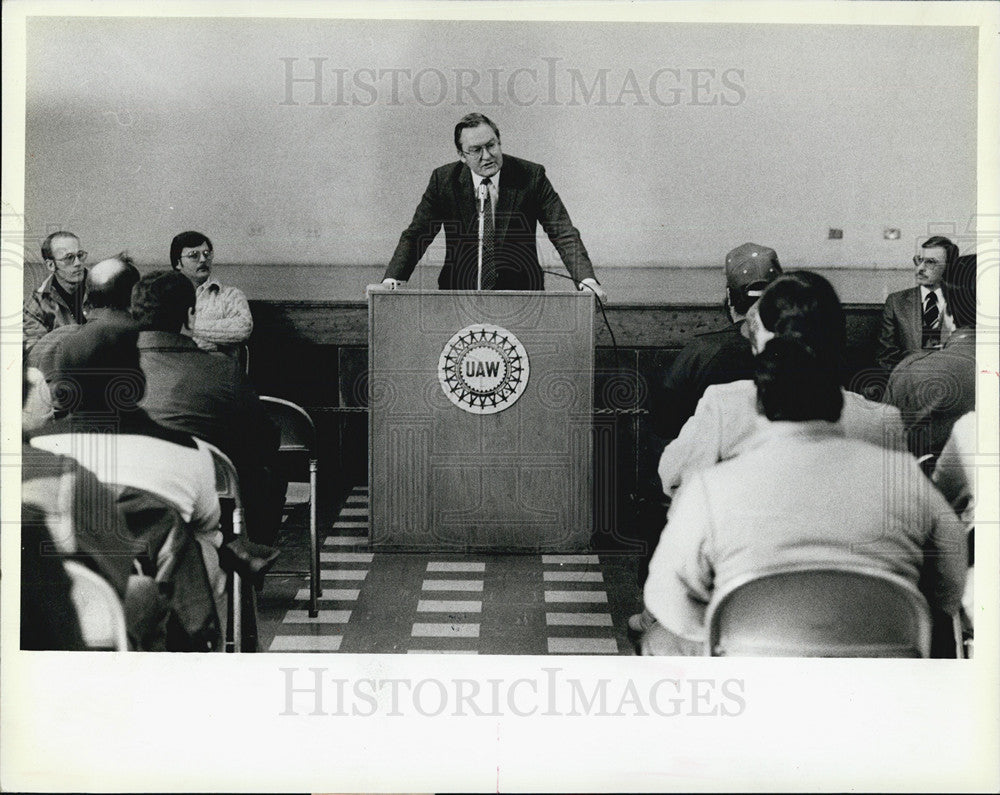 1984 Press Photo Gov.Thompson talked with resident south suburban Community - Historic Images