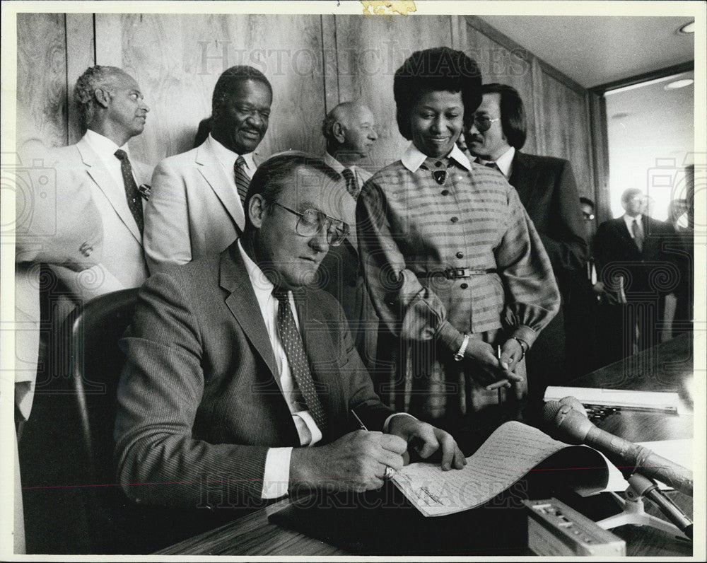 1984 Press Photo Gov.James Thompson signs Minority and Female Business Act. - Historic Images