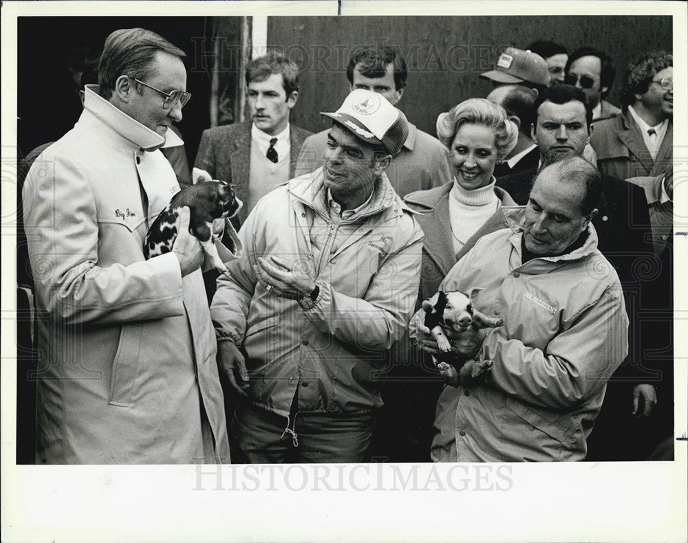 1984 Press Photo Gov.James Thompson hold a 10 day old pig. - Historic Images