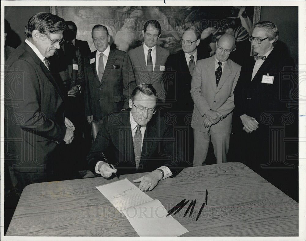 1983 Press Photo Thompson Grants for Chicago Museums - Historic Images