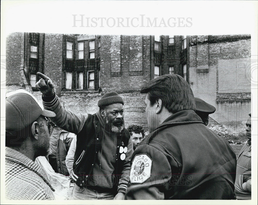 1988 Press Photo Homeless Resist Police Authority - Historic Images