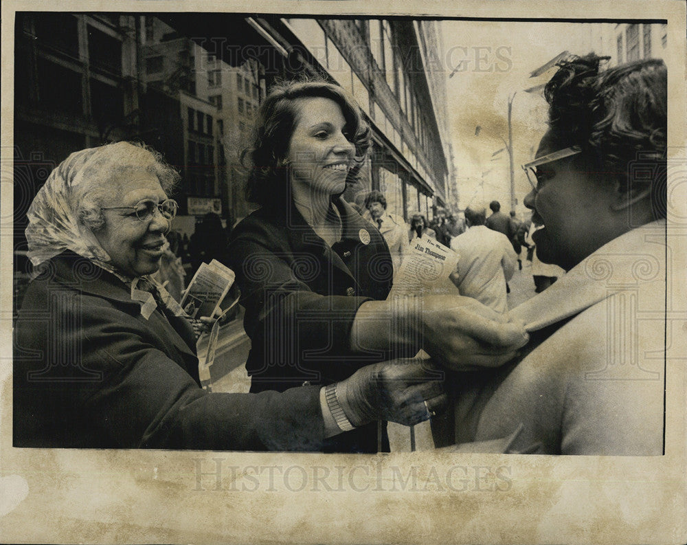 1976 Press Photo Jayne Thompson Passing Out Big Jim Campaign Literature - Historic Images