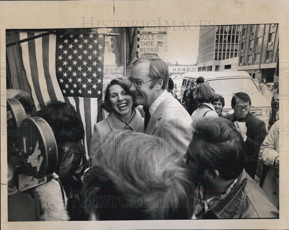 1976 Press Photo Gubernatorial Candidate James Thompson And Wife Cast Ballots - Historic Images