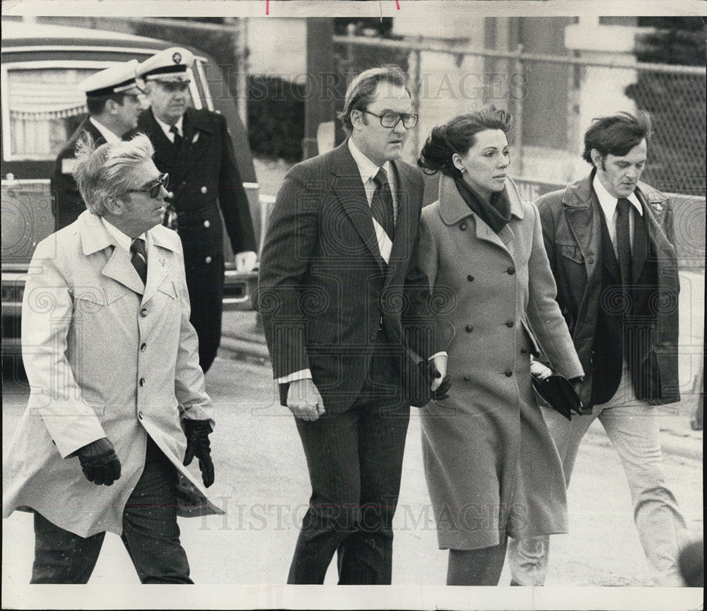 1976 Press Photo Gov. Thompson and his wife at the Deley funeral - Historic Images