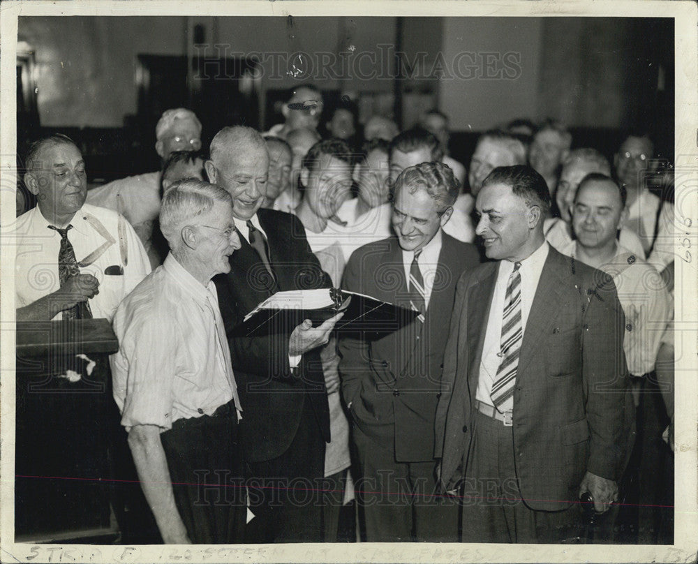 Press Photo Chapel Chairman Reading Book Bill Badger Joe Kirby Clay Dennis - Historic Images