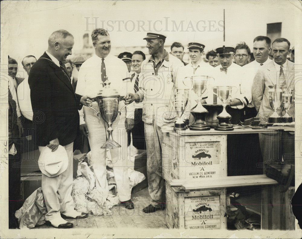 Press Photo S.E. Thomason, Publisher, holds a trophy. - Historic Images