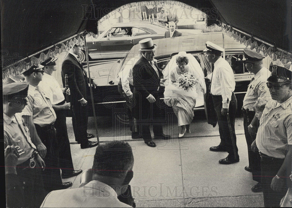 1966 Press Photo Mayor Daley Escorts Daughter Patricia Into Wedding Church - Historic Images