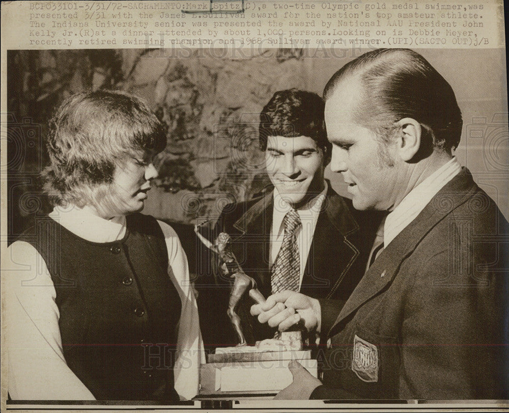 1972 Press Photo Olympic Swimmer Mark Spitz Presented James Sullivan Award - Historic Images