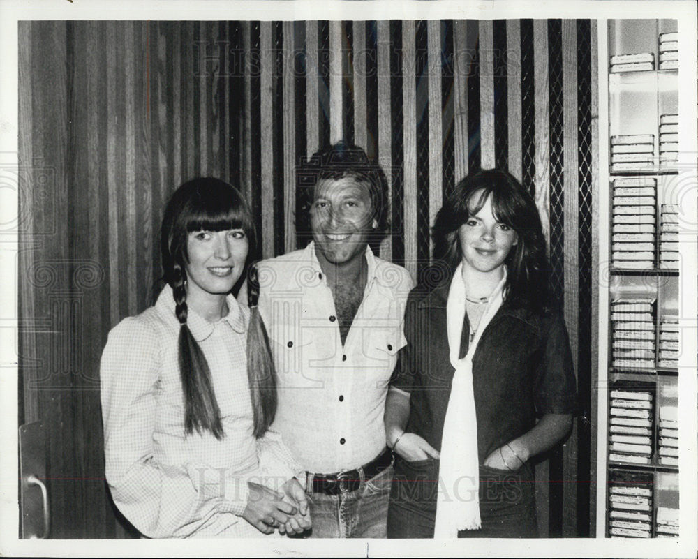 1976 Press Photo Sharon Wallich with Bruce Solomon and Debralee Scott - Historic Images