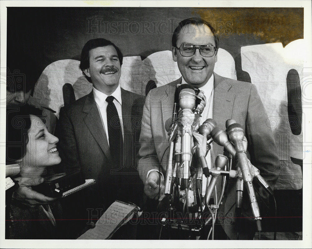 1982 Press Photo Thompson Speaks to Press - Historic Images