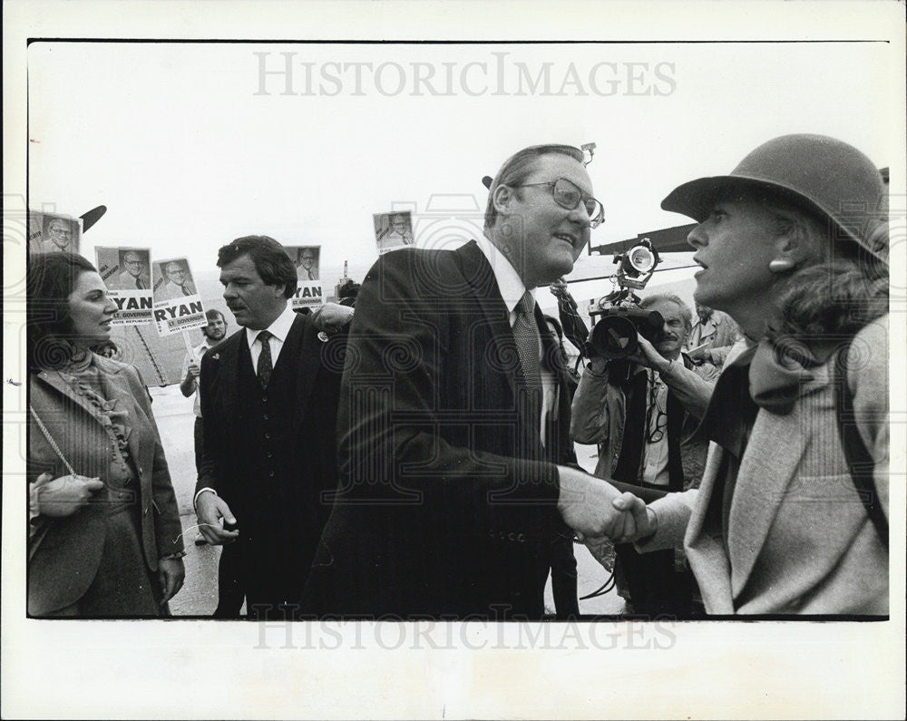 1982 Press Photo Governor Thompson Campaigning Midway Airport Ilana Rovner - Historic Images