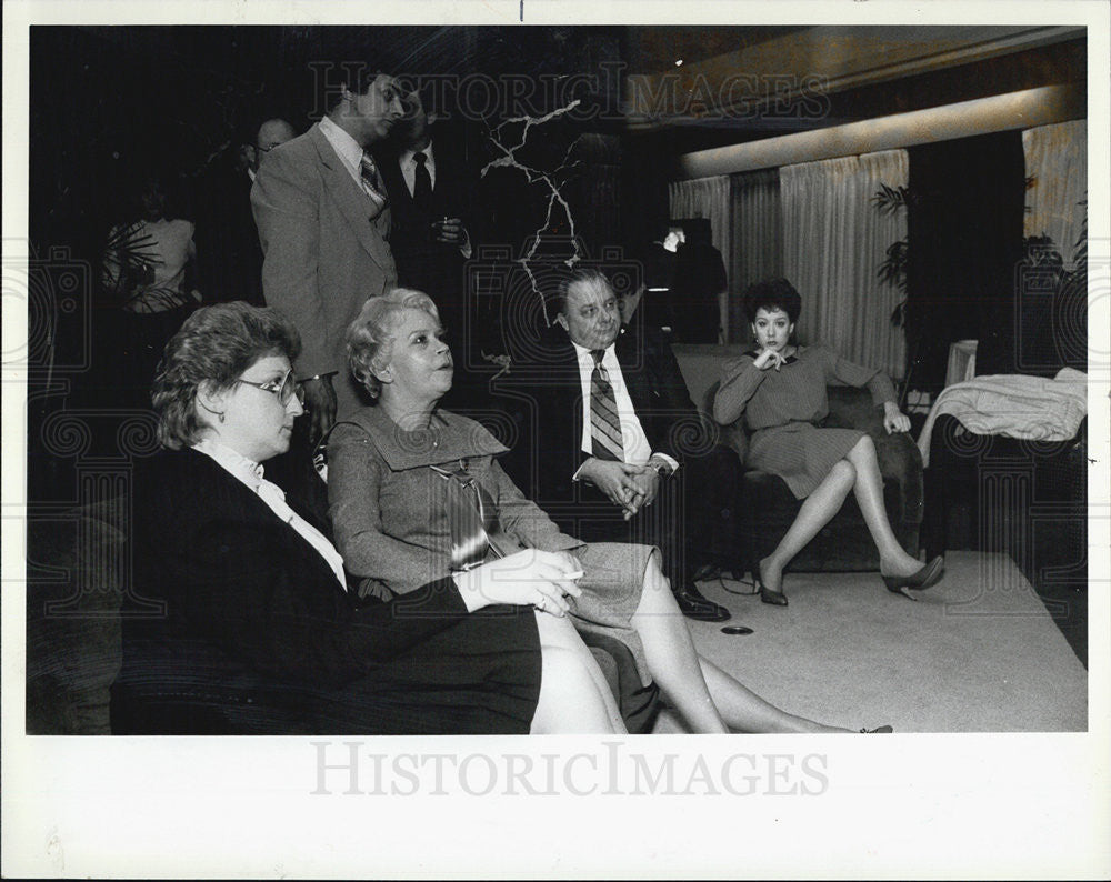 1982 Press Photo Governor James Thompson Supporters Awaiting Results Chicago - Historic Images