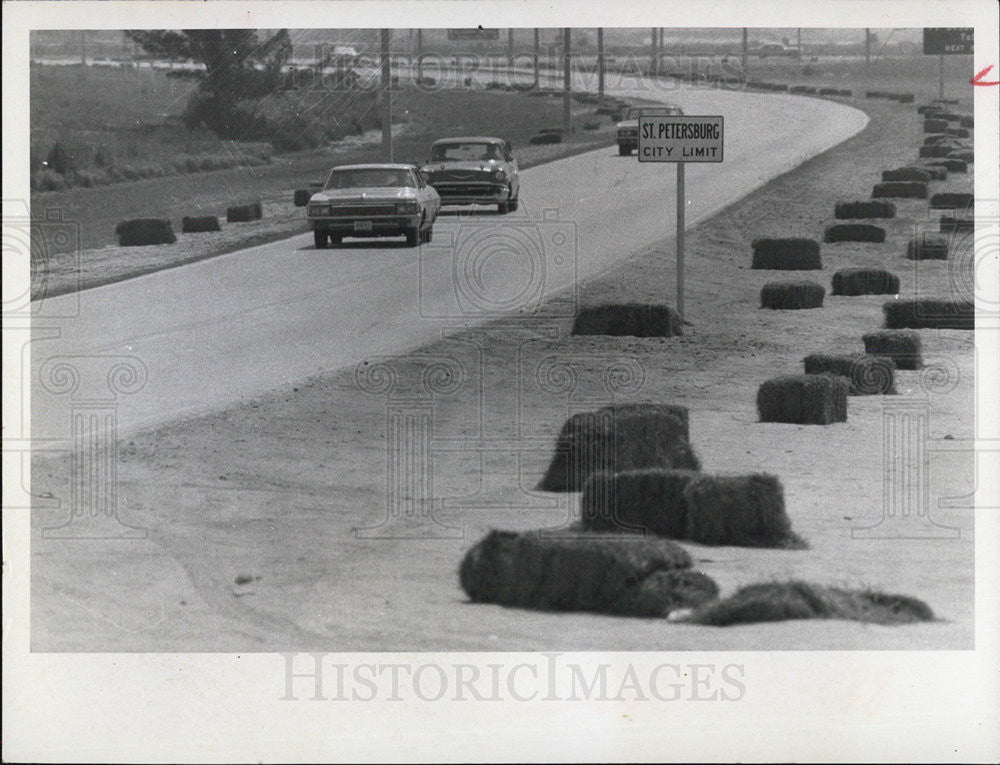 1970 Press Photo St Petersburg FL Road With Cars And Hay Barrels On Side - Historic Images