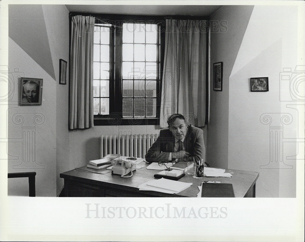 1983 Press Photo Novelist Richard Stern In University of Chicago Office - Historic Images