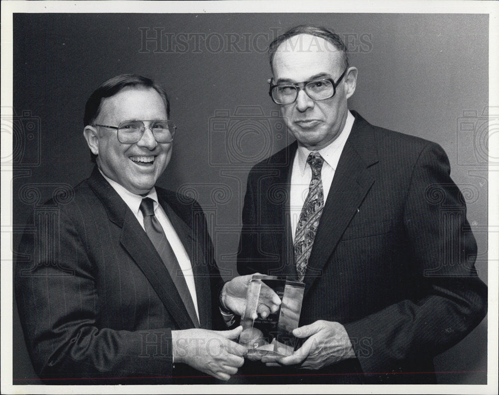 1990 Press Photo Richard Stern Receives Book Of Year Award Dennis Britton - Historic Images