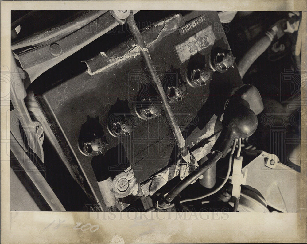 1977 Press Photo Car Battery In Car - Historic Images