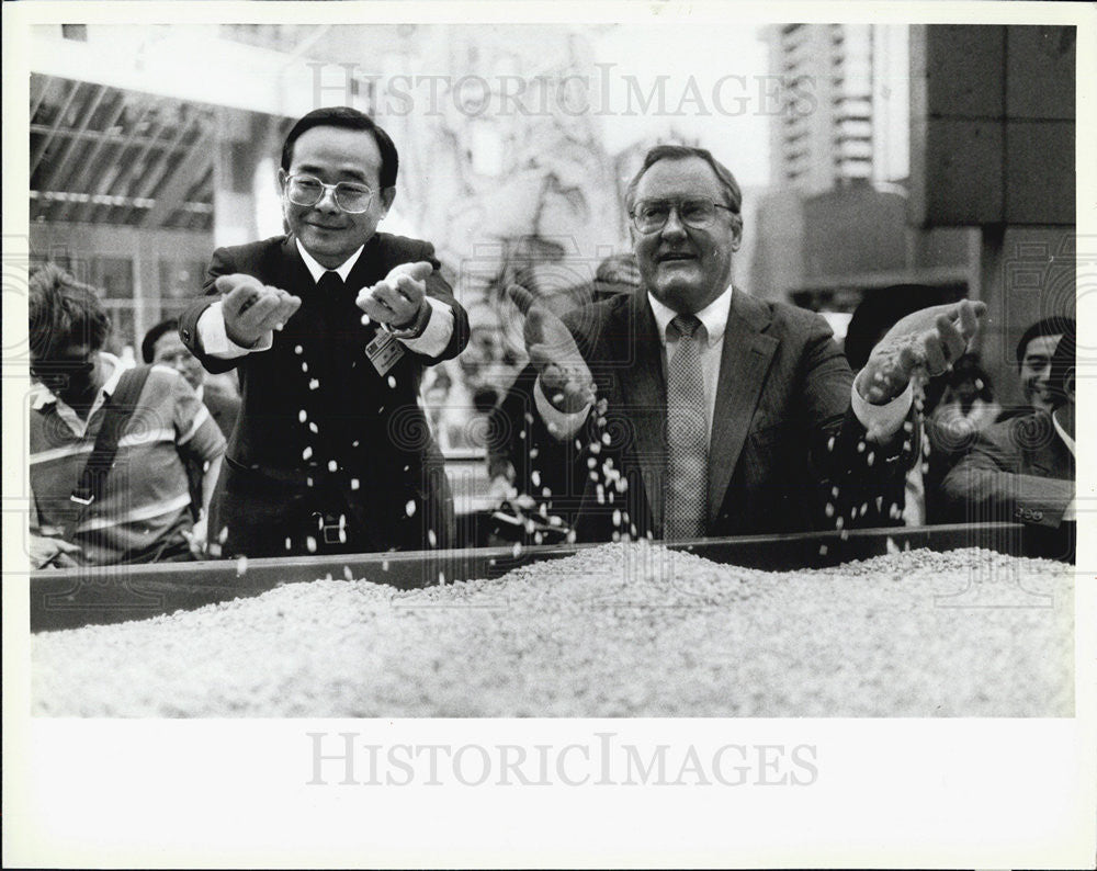 1987 Press Photo Gov. James Thompson and Dr. Augustine Wo deputy Dir. General - Historic Images