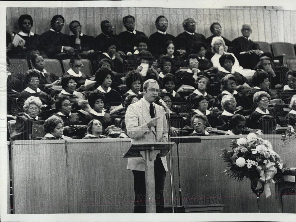 1976 Press Photo Gov.James Thompson address worship at Liberty Baptist Church. - Historic Images