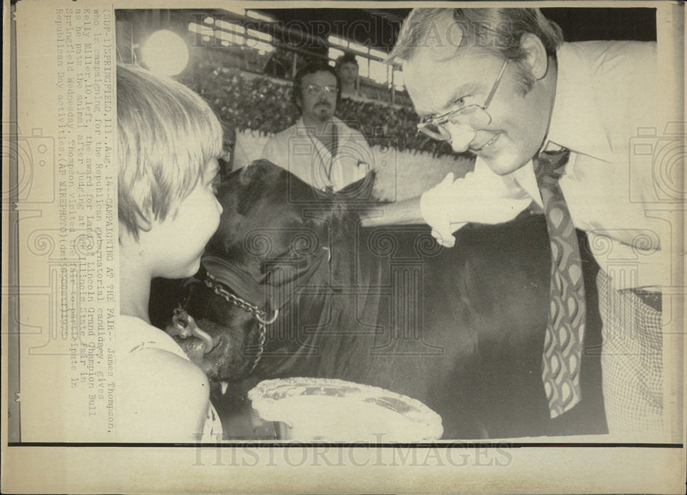 1975 Press Photo Thompson Delivers Youth Award - Historic Images