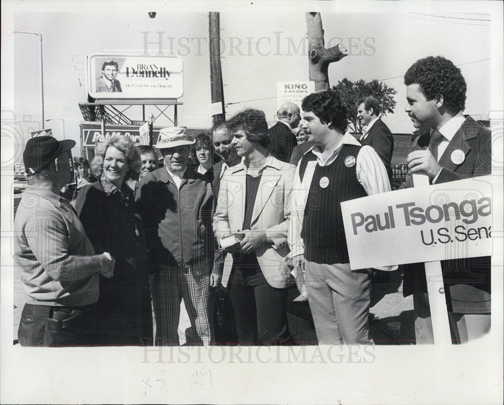 1978 Press Photo Alioto with Hyde Park Workers - Historic Images