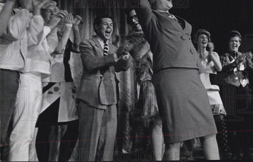 Press Photo Actress Ethel Merman performer being applauded - Historic Images