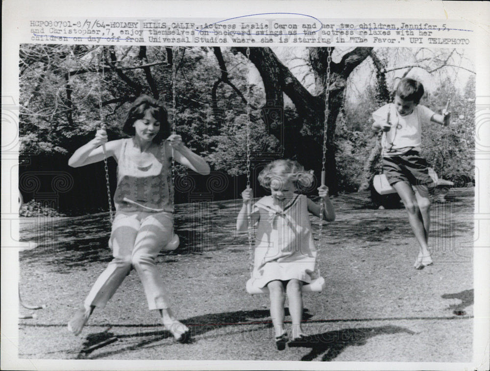 1964 Press Photo Leslie Caron and her two children Jennifer and Christopher - Historic Images