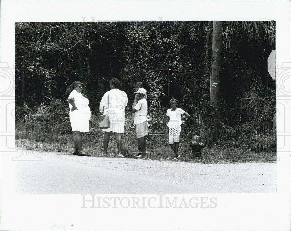 Press Photo Friend and Family of Jerome Brown having conversations. - Historic Images