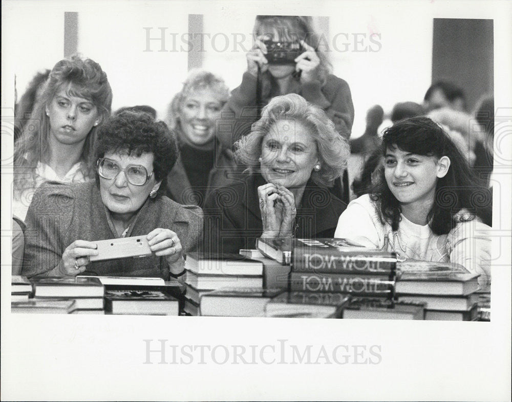 1988 Press Photo Crowd to catch a glimpse of Shirley Temple Black new  book. - Historic Images