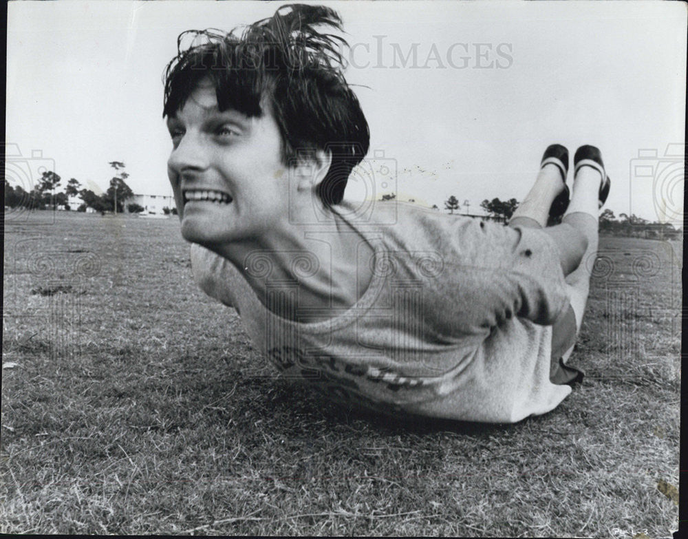 1968 Press Photo Actor Alan Alda stars in Paper Lion. - Historic Images