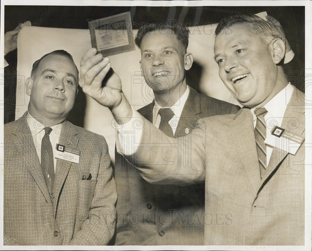 1959 Press Photo Businessman Ellis Cummist, Verne Frese, Henry Qaritius - Historic Images