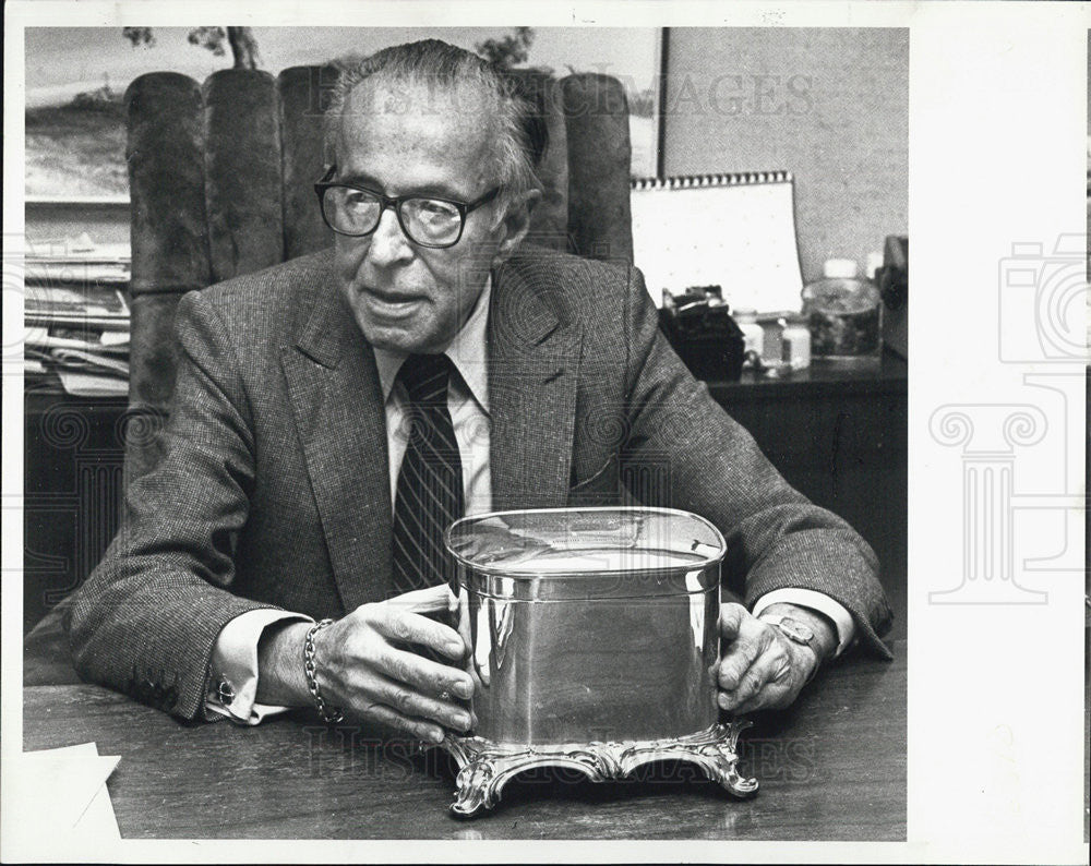 1987 Press Photo Paul Friendlander with silver piece presented  by PONCHO. - Historic Images