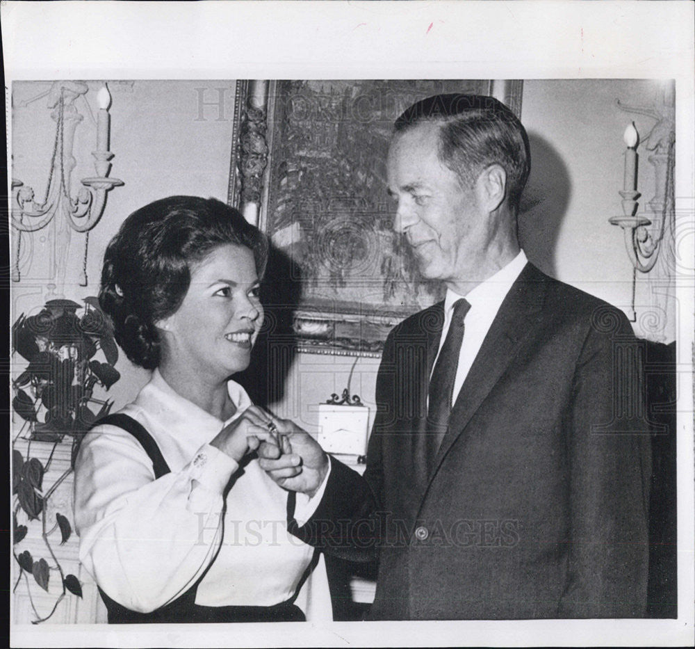 1969 Press Photo Shirley Temple Black with Charles Yost, US Representative. - Historic Images