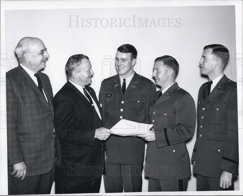 1963 Press Photo Dr.C.Clement, Pres. of Washington State Univ. in Army ROTC Deal - Historic Images