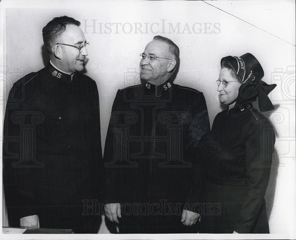 1955 Press Photo Lt.Col Ranson D.Gifford Comisioner Mrs. Holland. - Historic Images