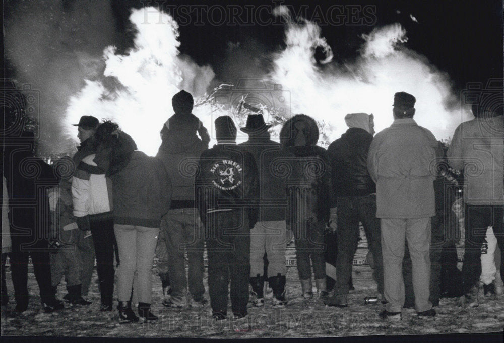 1993 Press Photo Village Riverdale Approval County Christmas Tree Bonfire - Historic Images