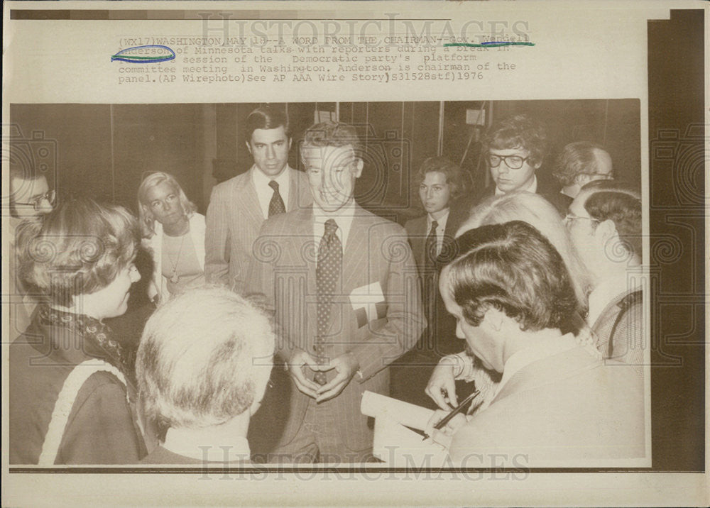 1976 Press Photo Gov. Wendell Anderson Minnesota reporters - Historic Images