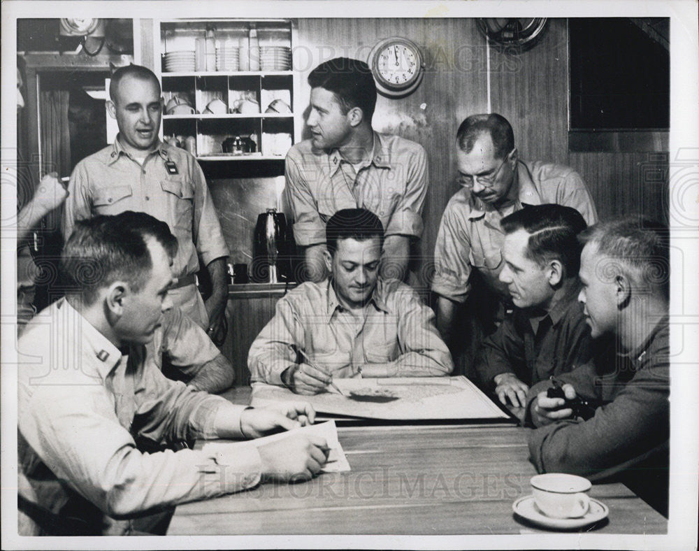 1958 Press Photo Cmdr.William R.Anderson briefs officer under ice conditions. - Historic Images