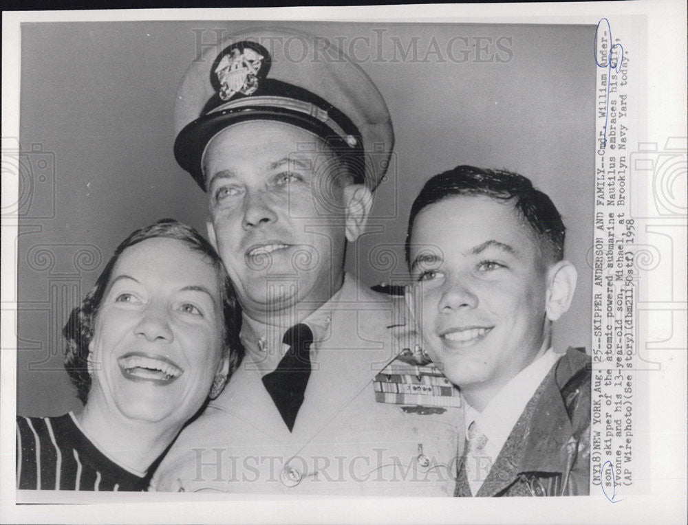 1968 Press Photo Cmdr.William Anderson with wife Yvonne and son Michael. - Historic Images